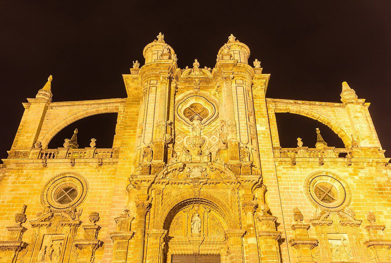 Fachada iluminada de la catedral de Jerez de la Frontera