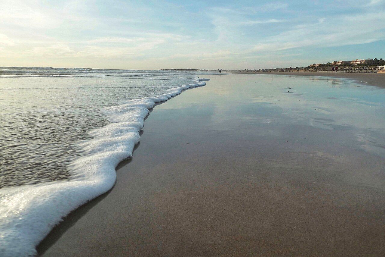 Orilla de la playa de Novo Sancti Petri