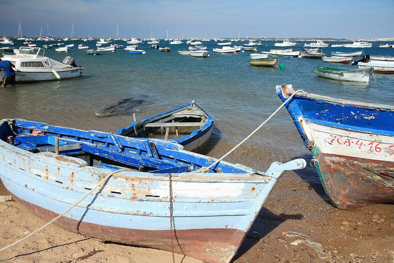 Barcas de pesca en el poblado de Sancti Petri