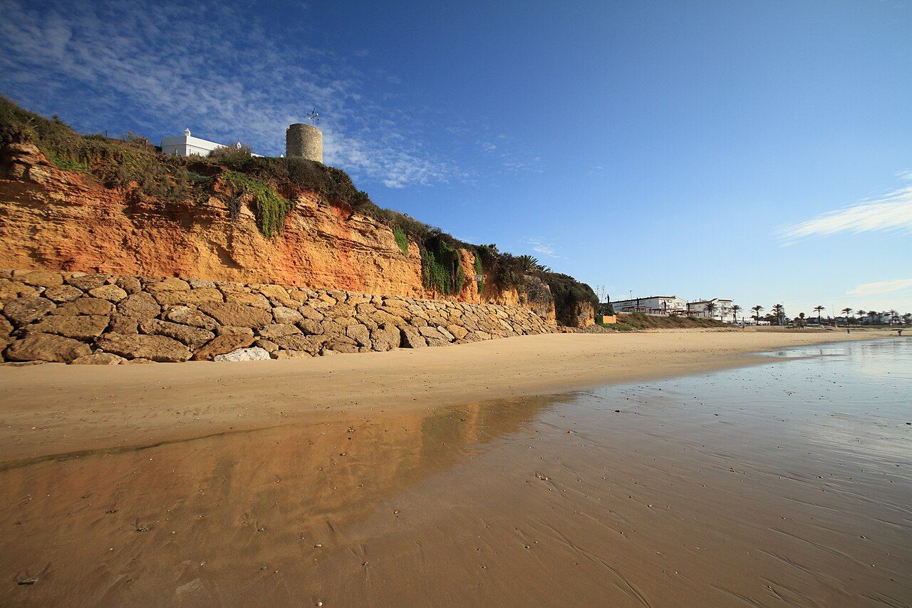 Torre Bermeja sobre el acantilado de La Barrosa