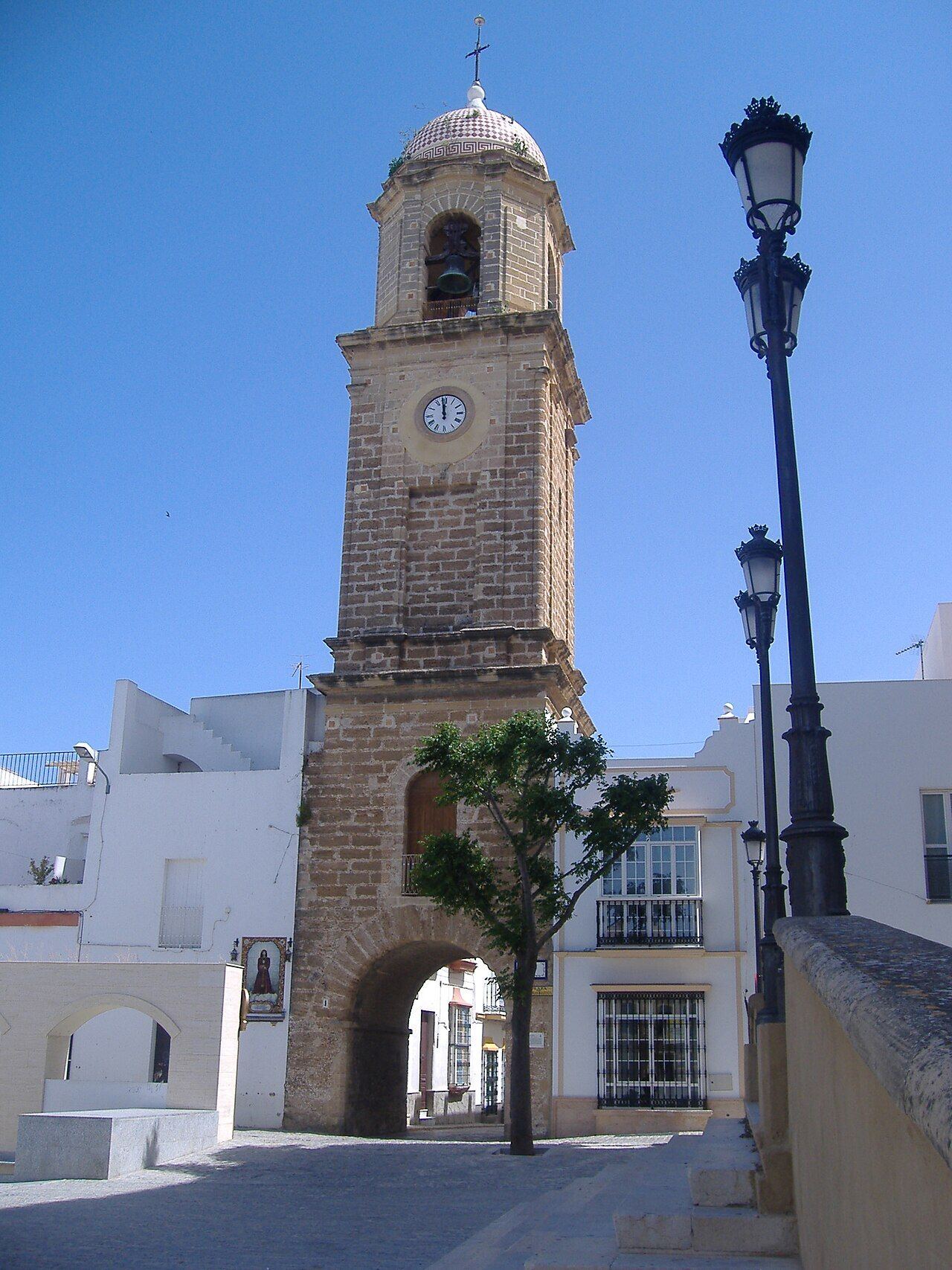 Torre del Reloj de Chiclana sobre el arco de la antigua puerta de la villa