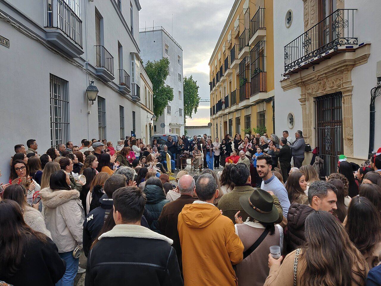 Gente en una zambomba navideña en una calle de Jerez